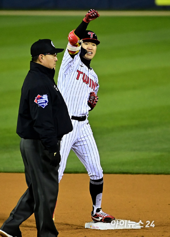 13일 오후 서울 잠실야구장에서 열린 '2023 KBO 포스트시즌' LG 트윈스와 KT 위즈의 한국시리즈 5차전 경기가 열렸다.3회말 1사 2,3루 LG 박해민이 2타점 적시 2루타를 때린 뒤 기뻐하고 있다. [사진=곽영래 기자]