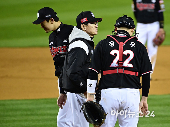 13일 오후 서울 잠실야구장에서 열린 '2023 KBO 포스트시즌' LG 트윈스와 KT 위즈의 한국시리즈 5차전 경기가 열렸다.5회말 무사 1,3루 KT 고영표가 강판되고 있다. [사진=곽영래 기자]