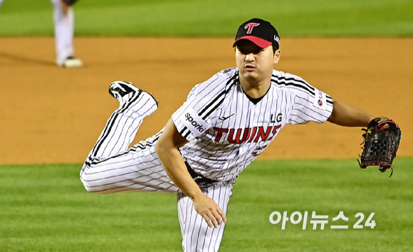 13일 오후 서울 잠실야구장에서 열린 '2023 KBO 포스트시즌' LG 트윈스와 KT 위즈의 한국시리즈 5차전 경기가 열렸다.9회초 LG 고우석이 역투하고 있다. [사진=곽영래 기자]