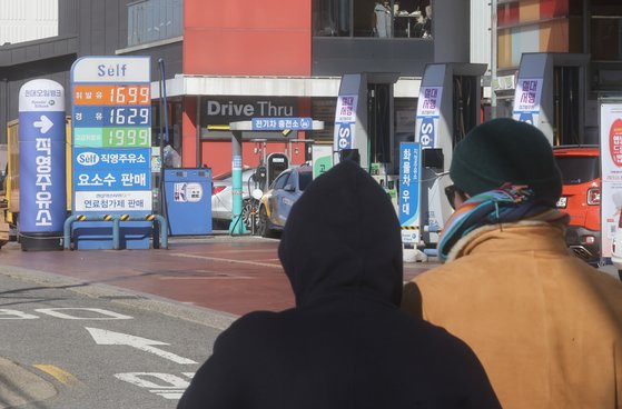 국제유가 하락세가 지속되면서 국내 주유소 휘발유 평균 가격이 3개월 만에 1천600원대로 내려왔다. 지난 11일 한국석유공사 유가정보시스템 오피넷에 따르면 이날 오전 9시 기준 전국 휘발유 평균 판매가격은 전날보다 3.48원 내린 1천699.65원을 기록했다. 연합뉴스