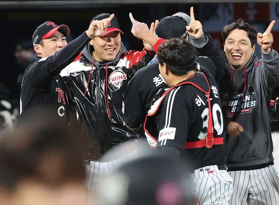 11일 경기도 수원케이티위즈파크에서 열린 2023 KBO 한국시리즈 4차전 LG 트윈스와 kt wiz의 경기. 15-4로 승리한 LG 선수들이 1승이 남았다는 제스처를 취하며 기뻐하고 있다. 연합뉴스