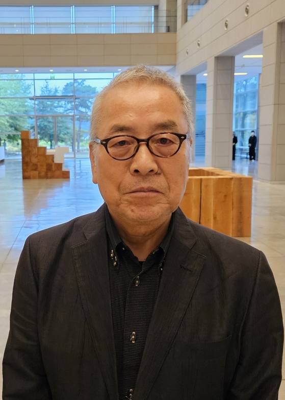 지난 9월부터 아시아 최초로 칼 안드레 개인전을 개최 중인 대구미술관에 서 있는 일본 갤러리스트 야마구치 다카시. [사진 황인]