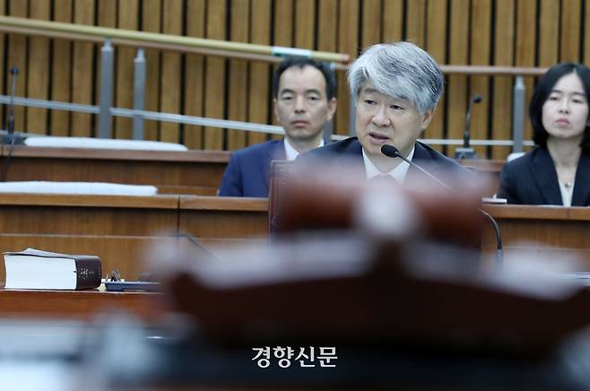 이종석 헌법재판소장 후보자가 13일 국회에서 열린 인사청문회에서 의원질의에 답하고 있다.  박민규 선임기자