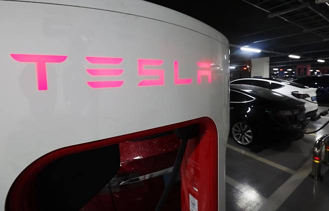 서울 시내 한 테슬라 충전소에 전기차들이 주차돼 있다. [사진 출처 = 연합뉴스]