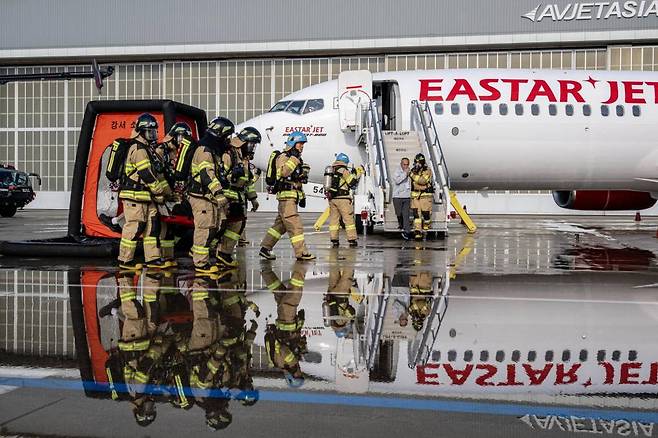 [인천공항=뉴시스] 공항사진기자단 = 한국공항공사, 강서소방서, 강서구청 등 유관기관과 합동으로 31일 오후 서울 강서구 김포국제공항 국제선 계류장에서 ‘2023년 재난대응 안전한국훈련’ 항공기 사고수습 종합훈련이 열리고 있다. 2023.10.31.