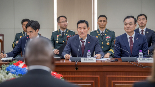 신원식 국방부장관이 13일 서울 국방부 청사에서 열린 제55차 한미안보협의회의(SCM) 확대회담에서 미국 로이드 오스틴 국방장관과 한미동맹 주요 현안에 대해 논의하고 있다. 국방부 제공