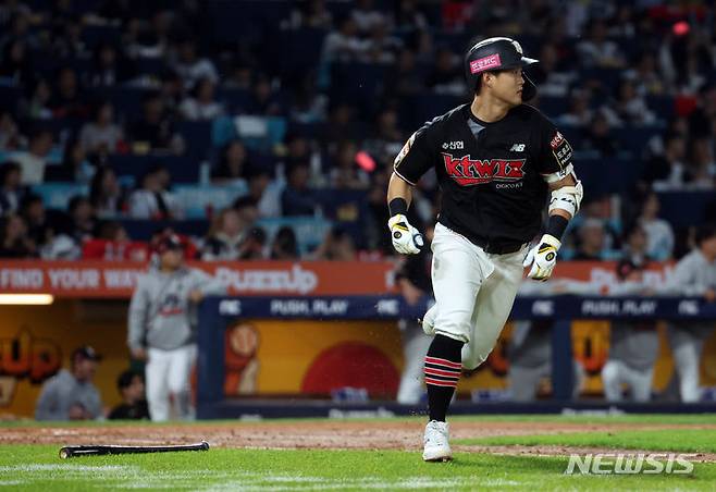 [창원=뉴시스] 김금보 기자 = 3일 오후 경남 창원NC파크에서 열린 2023 KBO 플레이오프 KT 위즈 대 NC 다이노스의 4차전 경기, 3회초 1사 2,3루 KT 배정대가 2타점 적시타를 치고 출루하고 있다. 2023.11.03. kgb@newsis.com