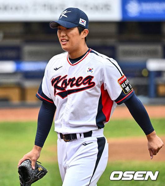 [OSEN=대구, 이석우 기자]APBC 대표팀 이의리가 1회초 수비를 무실점으로 막고 더그아웃으로 들어오고 있다. 2023.11.11 / foto0307@osen.co.kr