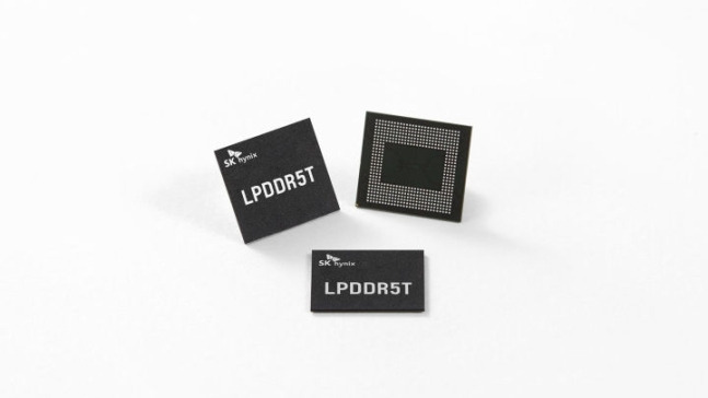 SK하이닉스가 현존 최고속 모바일용 D램 메모리인 'LPDDR5T(Low Power Double Data Rate 5 Turbo·저전력 이중 데이터 전송 5 터보)'의 16GB(기가바이트) 패키지를 고객사에 공급하기 시작했다고 13일 밝혔다. SK하이닉스 제공