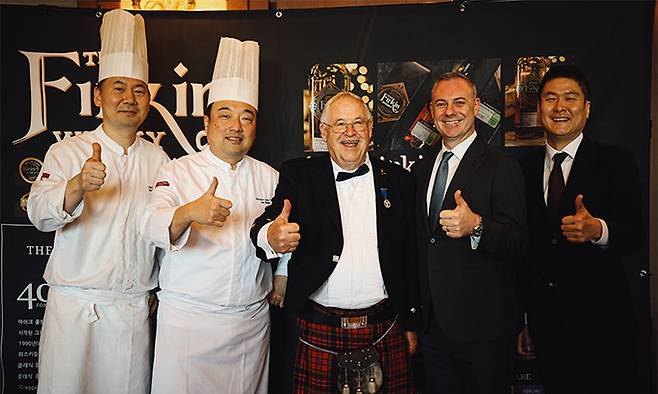 조니워커 블루와 그린 등 프리미엄 위스키를 만든 마이크 스펜서 콜링스(가운데)는 “위스키 시장이 커지는 것은 한국뿐만 아니라 전 세계적인 경향”이라며 “특별한 룰이 없다. 각자 가장 즐길 수 있는, 마음에 드는 방식으로 위스키를 마시면 된다”고 말했다. 펄킨 코리아 제공