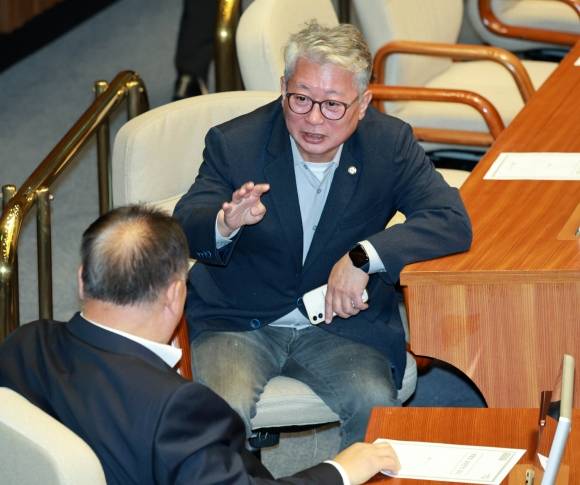 대화 나누는 조응천-이상민 - 조응천 더불어민주당 의원과 이상민 의원이 9일 오후 서울 여의도 국회에서 열린 제410회국회(정기회) 제11차 본회의에서 대화를 나누고 있다. 연합뉴스