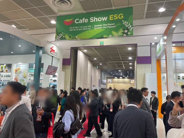 지난 10일 서울 삼성동 코엑스에서 열린 ‘2023 서울카페쇼’ 행사장이 관람객으로 붐비고 있다. 김창영 기자