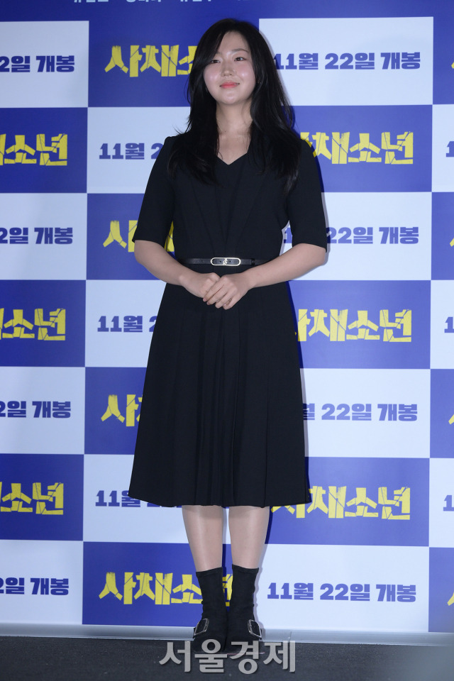 배우 서혜원이 13일 오후 서울 용산구 CGV 용산아이파크몰에서 진행된 영화 ‘사채소년’(감독 황동석) 언론배급시사회 및 기자간담회에서 포즈를 취하고 있다. 김규빈 기자