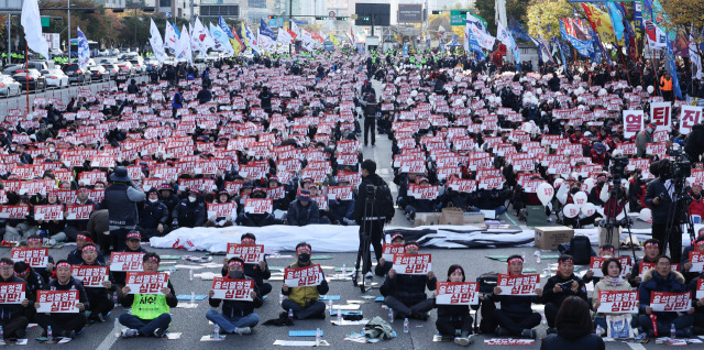 11일 서울 여의도 여의대로에서 한국노총 조합원들이 전국노동자대회를 열고 구호를 외치고 있다. 연합뉴스