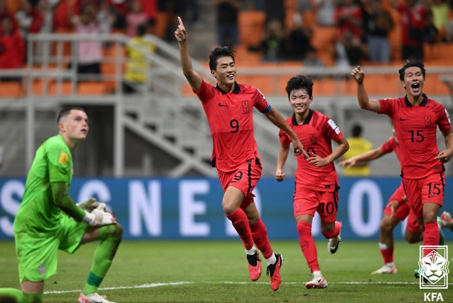 17세 이하(U-17) 남자 축구 대표팀의 김명준(가운데)이 12일 미국과의 U-17 월드컵 조별리그 E조 1차전에서 골을 넣은 뒤 기뻐하고 있다. 대한축구협회 제공