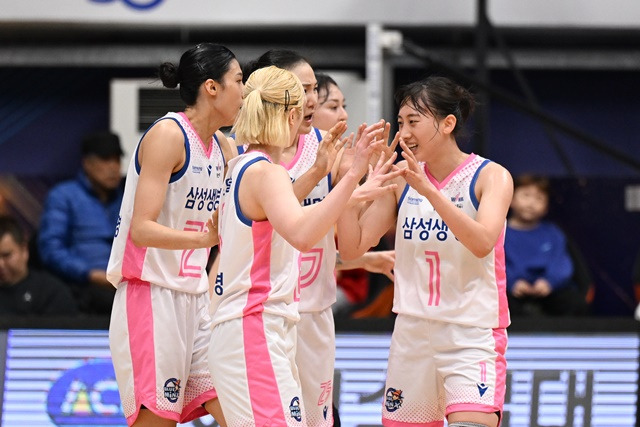 기뻐하는 삼성생명 선수들. /사진=WKBL 제공