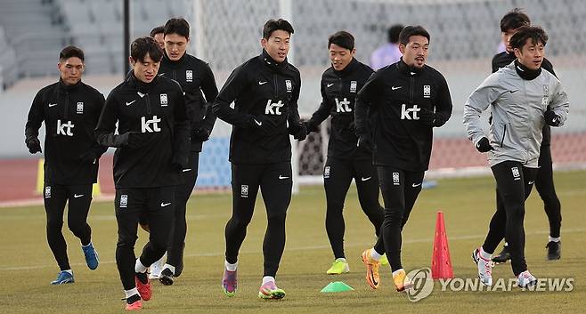 러닝으로 몸 푸는 축구대표팀 선수들 (서울=연합뉴스) 김인철 기자 = 한국 축구대표팀이 13일 서울 양천구 목동운동장에서 2026 국제축구연맹(FIFA) 북중미 월드컵 아시아 2차 예선 1차전 싱가포르와 경기를 앞두고 훈련을 하고 있다. 2023.11.13 yatoya@yna.co.kr