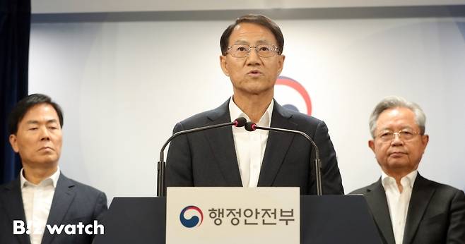 김성렬 새마을금고 경영혁신위원장이 14일 오후 서울 종로구 세종대로 정부서울청사에서 새마을금고 경영혁신안을 발표하고 있다./사진=이명근 기자 qwe123@