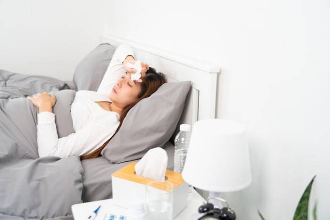 감기 독감으로 기침과 콧물이 심하면 잠들기도 쉽지 않다. 베개로 머리를 높이면 수면에 도움이 된다.[사진=게티이미지뱅크]