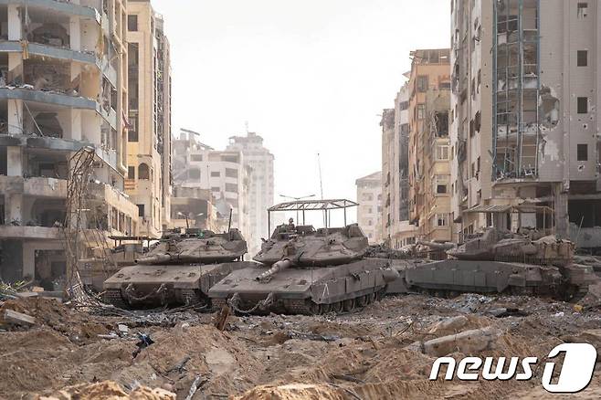 12일(현지시간) 공개된 사진에서 이스라엘의 탱크가 지상 작전 수행을 위해 가자 지구에 나타난 모습. 2023.11.13 ⓒ 로이터=뉴스1 ⓒ News1 정지윤 기자