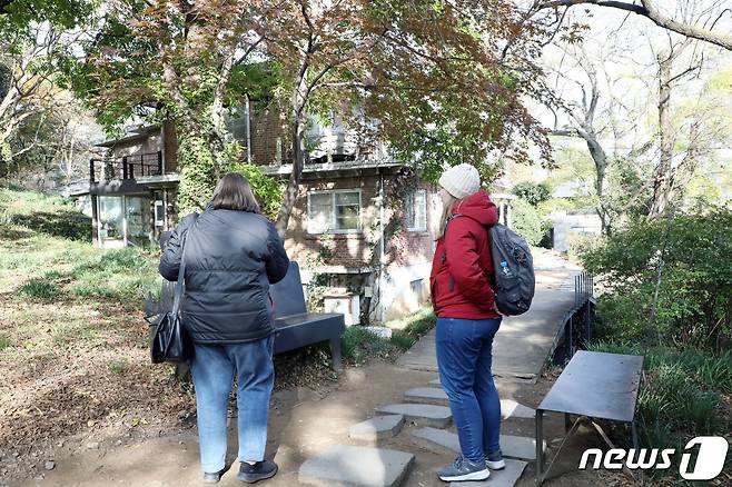 13일 외국인 관광객이 광주 남구 양림동 호랑가시나무 게스트하우스를 찾아 드라마 '이두나!' 촬영지를 찾고 있다.  2023.11.13/뉴스1 ⓒ News1 박지현 수습기자