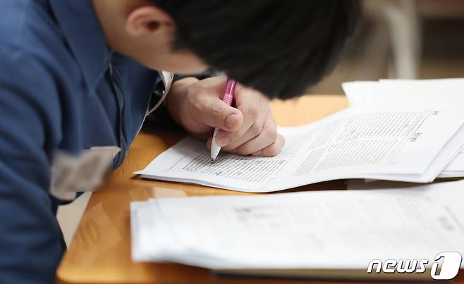 수능을 앞둔 13일 오후 서울 구로구 남부교도소 내 교육시설 만델라 소년학교에서 소년수들이 수능 공부를 하고 있다. 지난 8월 치른 고졸 검정고시에 합격한 소년수 10명은 오는 16일 사상 처음으로 교도소 안에 마련되는 고사장 안에서 2024학년도 대학수학능력시험을 치른다. 2023.11.13/뉴스1 ⓒ News1 김민지 기자