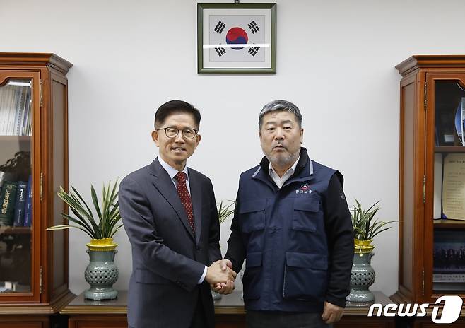 김동명 한국노총 위원장(오른쪽)이 서울 종로구 경제사회노동위원회를 찾아 김문수 위원장과 기념촬영을 하고 있다. (공동취재) 2023.2.21/뉴스1 ⓒ News1 임세영 기자