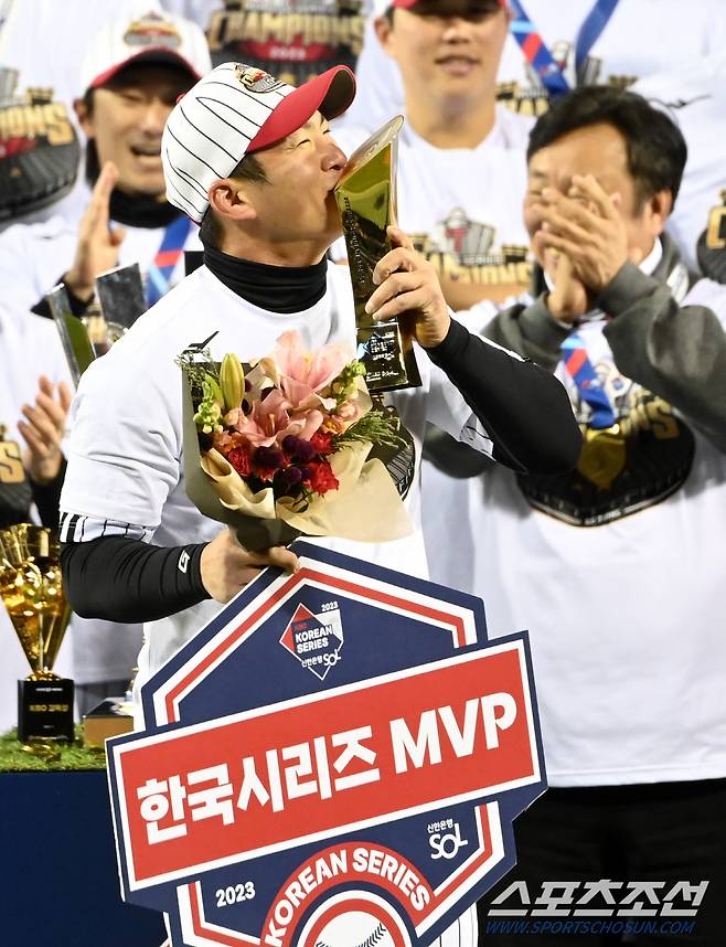 13일 잠실야구장에서 열린 KT와 LG의 한국시리즈 5차전 경기, LG가 승리하며 한국시리즈 우승을 차지했다. 한국시리즈 MVP 오지환이 트로피에 키스를 하고 있다. 잠실=허상욱 기자wook@sportschosun.com/2023.11.13/