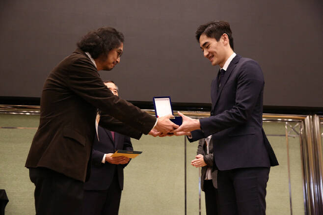 분당서울대병원 신경과 이우진 교수(오른쪽)가 SK 젊은 연구자상을 수상하고 있다.