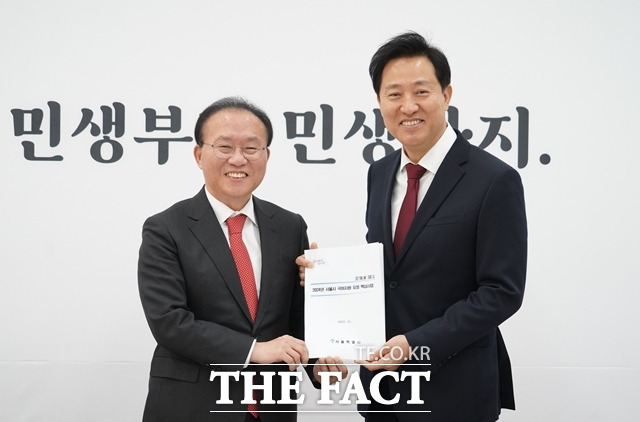 오세훈 시장이 내년 서울시 사업에 대한 국비 확보 협조를 요청하기 위해 국회를 찾았다. 오세훈 시장이 윤재옥 국민의힘 원내대표(사진 왼쪽)와 면담을 한 뒤 사진촬영하는 모습. /서울시