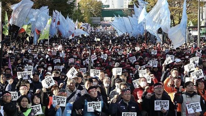 지난 11일 서울 서대문역 부근에서 열린 민주노총 전국노동자대회에서 참석자들이 정권 퇴진을 촉구하는 피켓을 들고 구호를 외치고 있다.[이미지출처=연합뉴스]