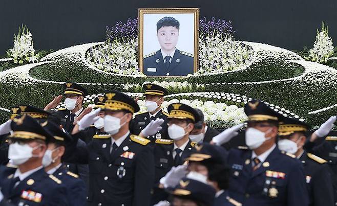 2021년 7월 2일 고 노명래 소방교의 영결식이 울산광역시청 햇빛광장에서 열린 모습. 노 소방교는 울산 중구의 상가 화재 현장에서 구조 활동 중 화상을 입고 순직했다. /연합뉴스