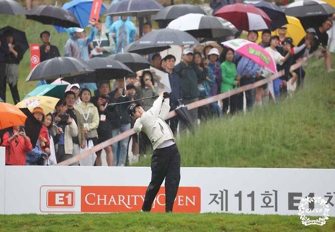 28일 방신실이 제11회 E1채리티오픈 마지막 라운드 10번홀에서 호쾌한 드라이버 티샷을 하고 있다./KLPGA