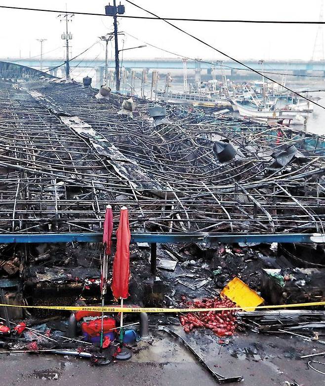 2017년 3월 화재로 완전히 불 탄 소래포구 어시장. /연합뉴스