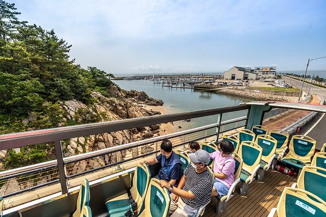 인천시티투어버스 '바다 노선' 2층버스의 절반은 '오픈 카'처럼 야외 좌석으로, 절반은 에어컨이 나오는 실내 좌석으로 구성돼 있다. 버스가 왕산 마리나를 지나고 있다. / 이신영 영상미디어 기자