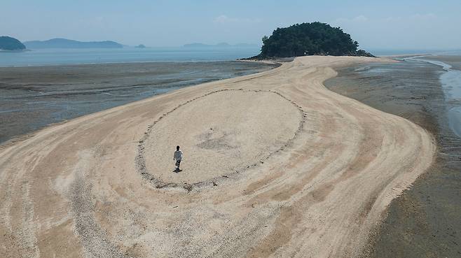 7월 운행을 시작한 '선재·영흥 투어' 노선의 목섬. 하루 두번 선재도와 목섬을 잇는 하얀 모래톱 길이 드러난다. / 이경호 영상미디어 기자