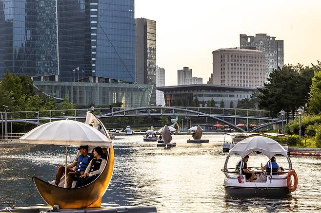 일몰과 야경 명소인 송도 센트럴파크에선 수상 보트도 타볼 수 있다. / 이신영 영상미디어 기자