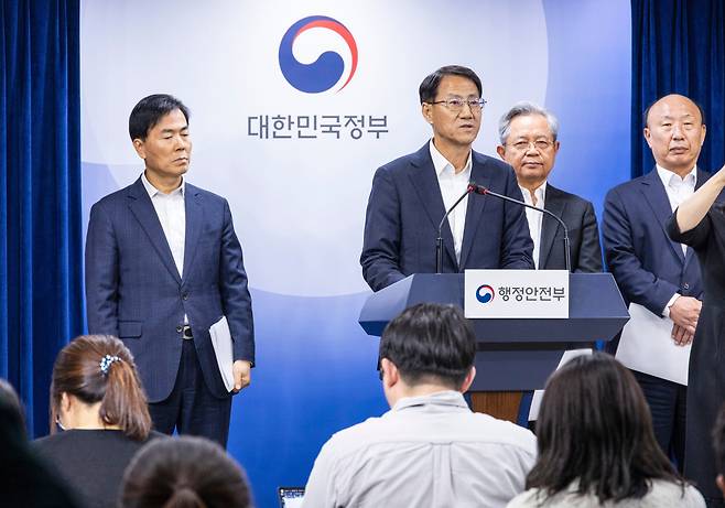 김성렬 새마을금고 경영혁신자문위원장이 14일 오후 서울 종로구 정부서울청사에서 새마을 금고 경영 혁신안을 발표하기 위해 입장하고 있다. /연합뉴스