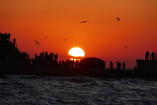 강원도 고성 수뭇개바위 너머 떠오르는 일출. / 홍유진