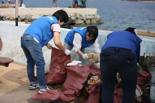 삼성중공업 임직원들이 지난 5일 경남 거제도 조선소 인근 해안에서 쓰레기 수거 봉사활동에 참여하고 있다.ⓒ삼성