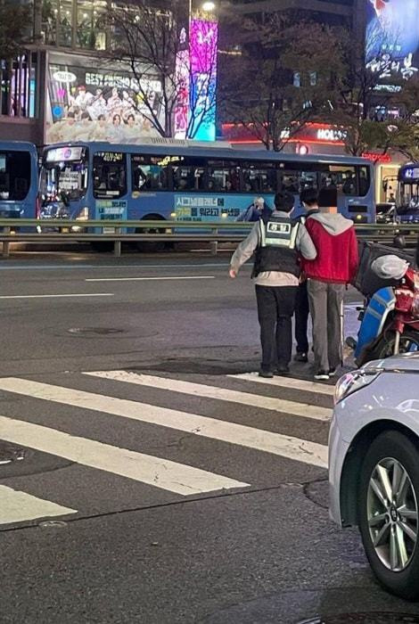 지난 9일 서울 강남역 올리브영 매장에서 시민들을 불법 촬영하다 육군 25사단 김 일병의 신고로 경찰에 체포된 불법 촬영 가해자(붉은 상의). 페이스북 페이지 ‘육군훈련소 대신 전해드립니다’ 캡처