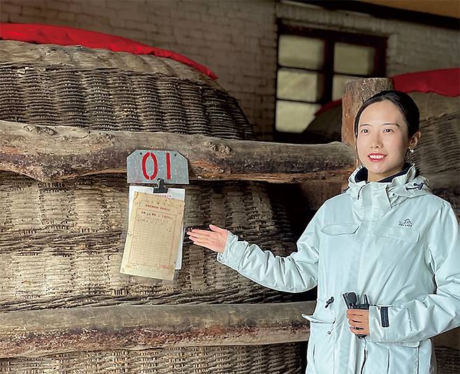 중국 산시성 바오지 서봉주 공장에서 안내원이 숙성 옹기인 ‘주해(酒海)’를 소개하고 있다. 사진 양범수 기자