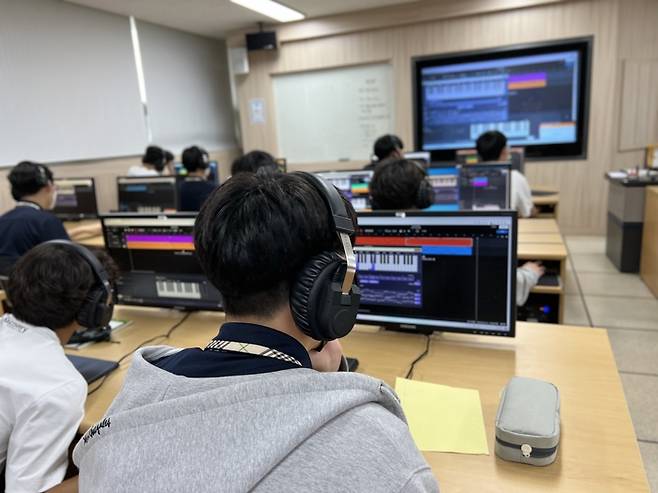 AI 앱 뮤지아를 활용해 청원고 학생들이 음악 창작 수업을 하고 있다.