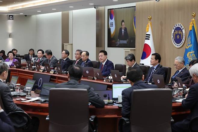 윤석열 대통령이 14일 용산 대통령실 청사에서 열린 제47회 국무회의를 주재하며 모두발언을 하고 있다.(사진=대통령실)