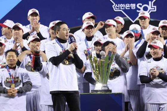 발언하는 구광모 LG그룹 회장   (서울=연합뉴스) 신현우 기자 = 13일 서울 잠실야구장에서 열린 2023 KBO 한국시리즈 5차전 kt wiz와 LG 트윈스의 경기. LG가 6-2로 승리하며 한국시리즈 우승을 확정 지은 뒤 시상식에서 구광모 LG그룹 회장이 발언하고 있다. 2023.11.13   nowwego@yna.co.kr (끝)  〈저작권자(c) 연합뉴스, 무단 전재-재배포 금지〉