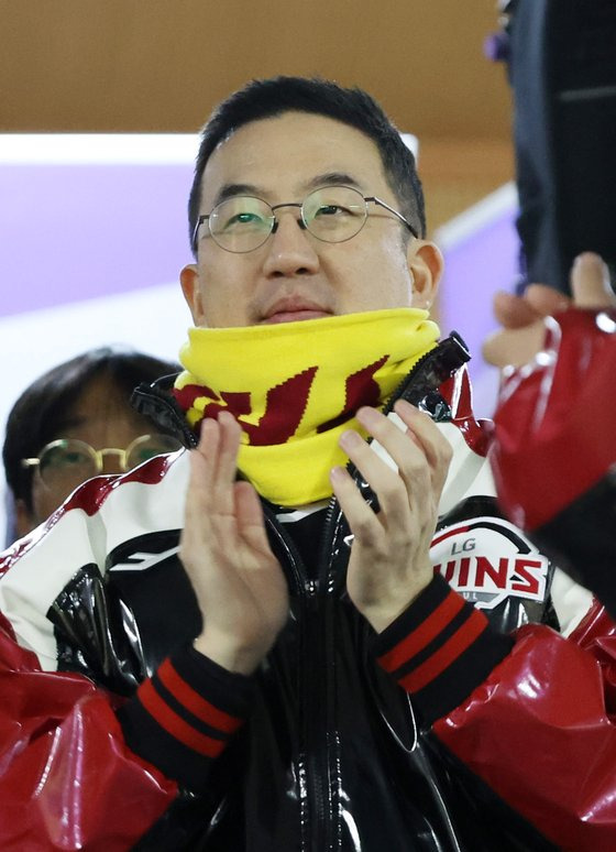 구광모 LG그룹 회장이 13일 오후 서울 송파구 잠실야구장에서 열린 프로야구 '2023 신한은행 SOL KBO 포스트시즌' 한국시리즈 5차전 LG 트윈스와 kt 위즈의 경기에서 6대2로 승리하며 우승을 차지한 LG 선수들에게 박수를 보내고 있다. 뉴스1