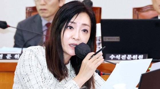 더불어민주당 유정주 의원이 지난달 24일 국회 문화체육관광위원회 국정감사에서 허구연 한국야구위원회 총재에게 질의하고 있다. 연합뉴스