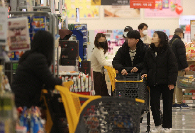 ▲ 한 대형마트에서 시민들이 장을 보고 있다. [연합뉴스 자료사진]