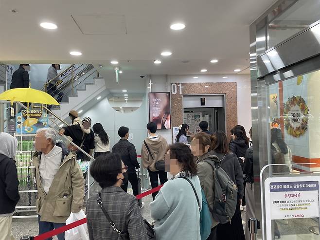 엘리베이터 순서를 기다리는 외국인 관광객들. (사진=최수진 기자)