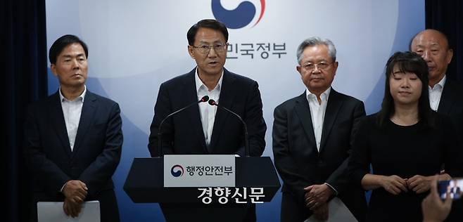 김성렬 새마을금고 경영혁신위원장이 14일 정부서울청사에서 전문경영인 도입 등 새마을 금고 경영 혁신안을 발표하고 있다. 성동훈 기자